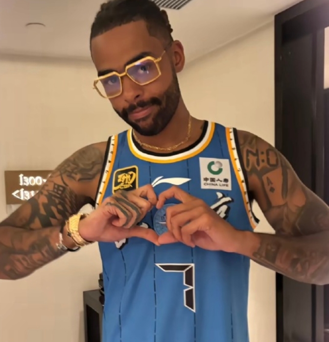 ?希望你早日康复！拉塞尔身穿曾凡博7号球衣现场观战总决赛G6